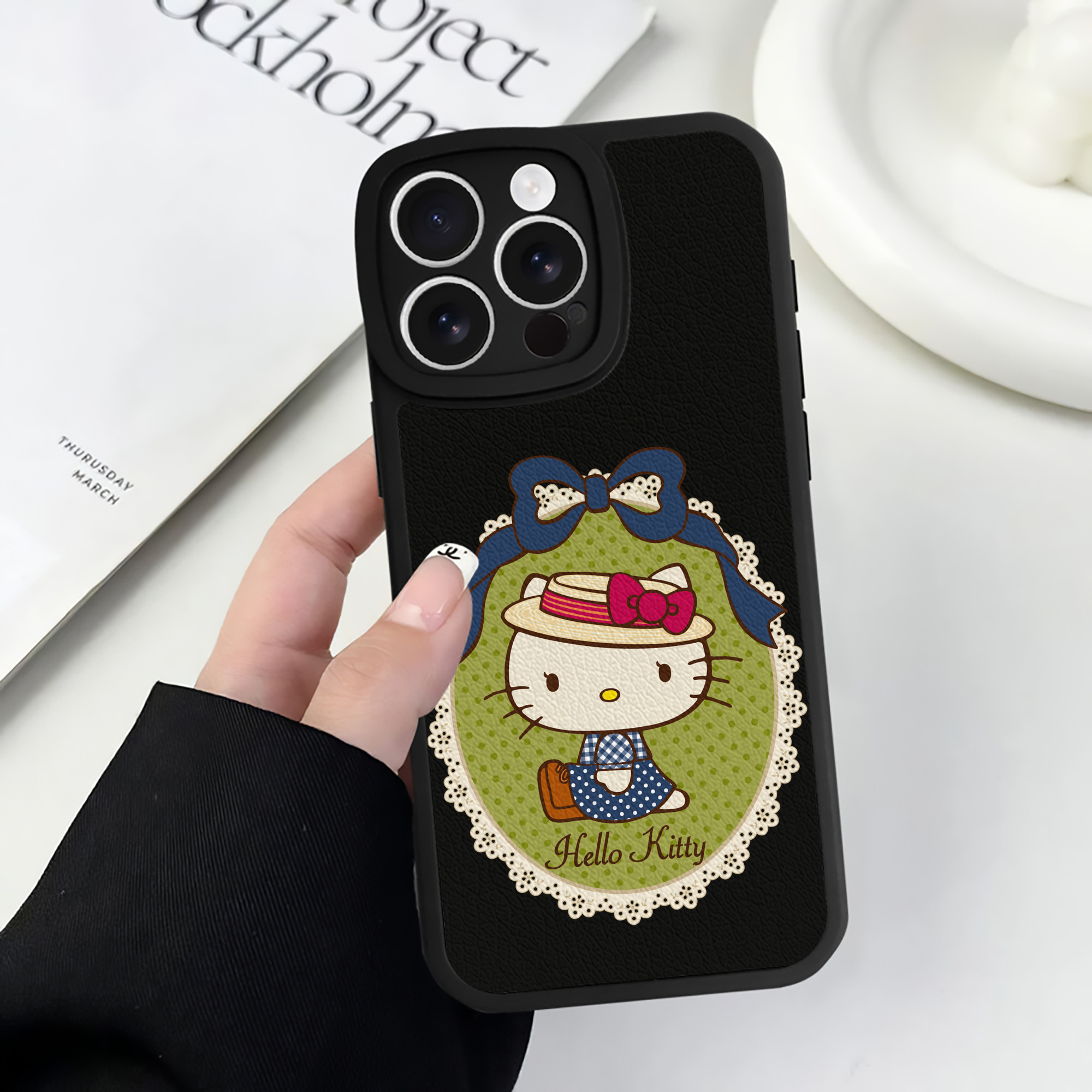 （画像用） Hello Kitty ハローキティ 【iPhone 16シリーズ対応】シリコンスマホケース（レザー調） 材質：シリコン